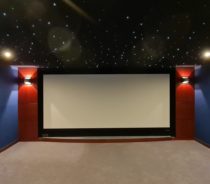 Exclusivité: Salle de cinéma privée à la maison avec ciel étoilé
